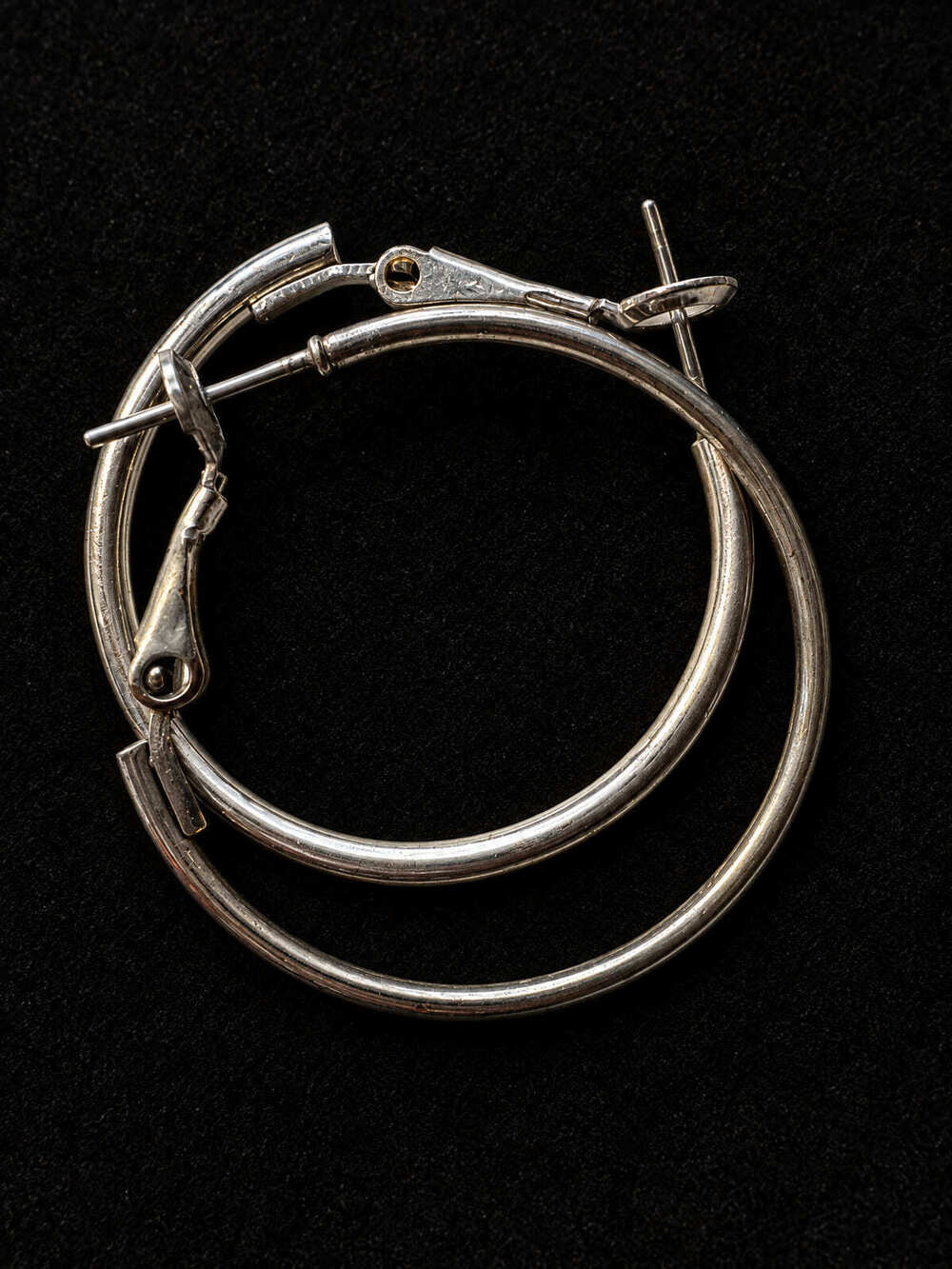 ⚜️ Silver-Tone Hoop Earrings | Minimalist | Latch-Back Classic 💗